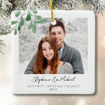 Vår första julmålade foto julgransprydnad keramik<br><div class="desc">Den här första julhelgen med Photo Ornament är dekorerad med vattenfärgsmistletoe och snyggtens skripttypografi. Anpassade enkelt med ditt foto, namn och år. Använda Verktyg i Design om du vill ändra texten storlekt, stil eller färg. Eftersom vi skapar vår teckning kommer du inte att hitta just den här bilden från andra...</div>