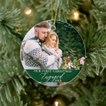 Vår första julmålade fotoGrönt Julgransprydnad Keramik<br><div class="desc">Vår första jul satte igång Grönten med lite foto med Snöflingor tillbaka.</div>