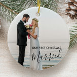 Vår första julmålade Personlig Photo Julgransprydnad Keramik<br><div class="desc">Julens prydnadsföremål för din första jultomte gift. Fotomallen har konfigurerats så att du kan lägga till en av dina favoriter bröllop bilder på framsidan med namn och året på baksidan. Designen har elegantens manusgrafi och modern typografi. Den här designen är tillgänglig med svartvit text som täcker över, så att du...</div>