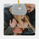 Vår första jultomte, hyste hand, låtsades Photo Julgransprydnad Keramik<br><div class="desc">Vår första jultomte med ditt namn och bild gör en perfekt Personlig julgåva för nyfödda efter bröllop. Denna moderna och elegant fotojulprydnad ger en underbar gåva till mormor,  morfar,  mamma eller pappa.</div>
