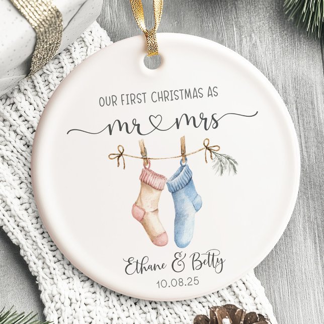 Vår första jultomte präglad av prydnad julgransprydnad keramik (first christmas married ornament, newlywed christmas ornament, personalized couple ornament, just ma)