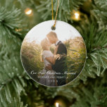 Vår första jultomträttade fotoElegant nyligen Julgransprydnad Keramik<br><div class="desc">Gifte du dig i år? Lägg till ett minne i träd med den här eleganten och håll kvar ornament med meddelandet "Vår första jul präglad" i vit text över ditt favoritfoto från bröllop. Använda mallen som du vill lägga till namn och året. Lägg till samma foto på båda sidor eller...</div>