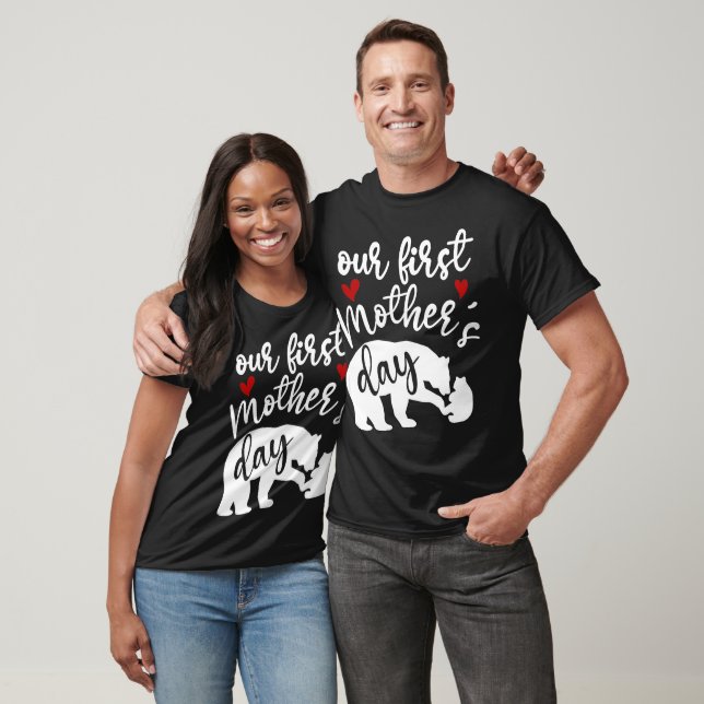 Vår första Mamma i Mors dag, 2/2 T Shirt (Unisex)