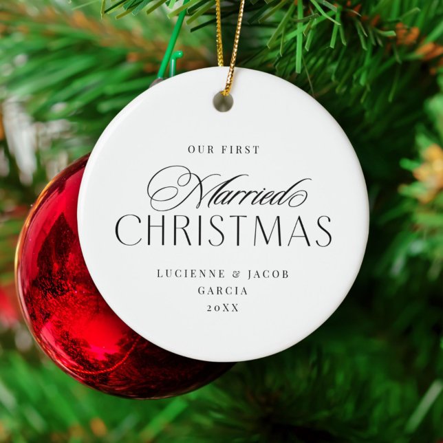 Vår första markturerade julklass Typografi Julgransprydnad Keramik ("Our first married Christmas" ornament with sophisticated, classy typography)