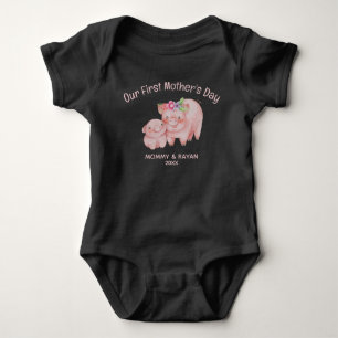 Vår första Mors dag, babybrickans eget namn Baby T Shirt
