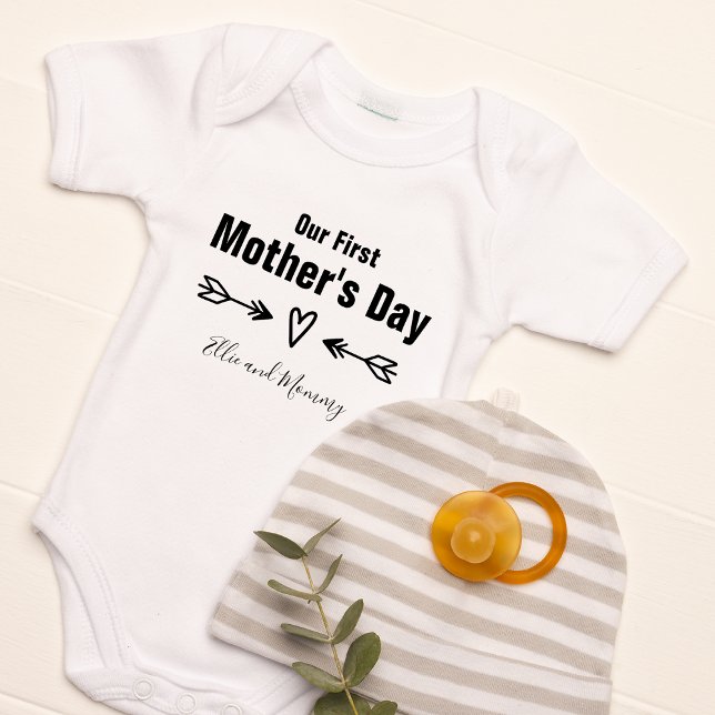 Vår första mors dag Personlig T Shirt (Our First Mother's Day Personalized Baby Bodysuit)