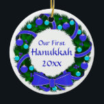 Vår första prydnad för Hanukkah årskran Julgransprydnad Keramik<br><div class="desc">Ett enkelt och älskvärt med blått- och gröntdekorationer som är passande för din "Hanukkah Bush"! Mallar beklär och drar tillbaka,  med "vår första Hanukkah (år) på bekläda och året på baksidaen.</div>