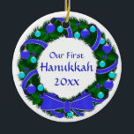 Vår första prydnad för Hanukkah årskran Julgransprydnad Keramik<br><div class="desc">Ett enkelt och älskvärt med blått- och gröntdekorationer som är passande för din "Hanukkah Bush"! Mallar beklär och drar tillbaka,  med "vår första Hanukkah (år) på bekläda och året på baksidaen.</div>