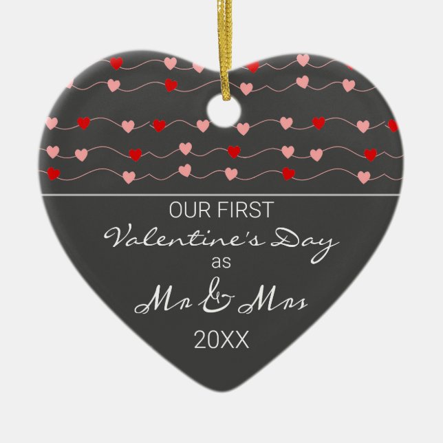 Vår första Valentines day som Modern Hearts Julgransprydnad Keramik (Framsidan)