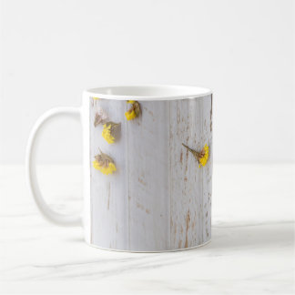 Vår gula blommor, vitlöksdeka. kaffemugg