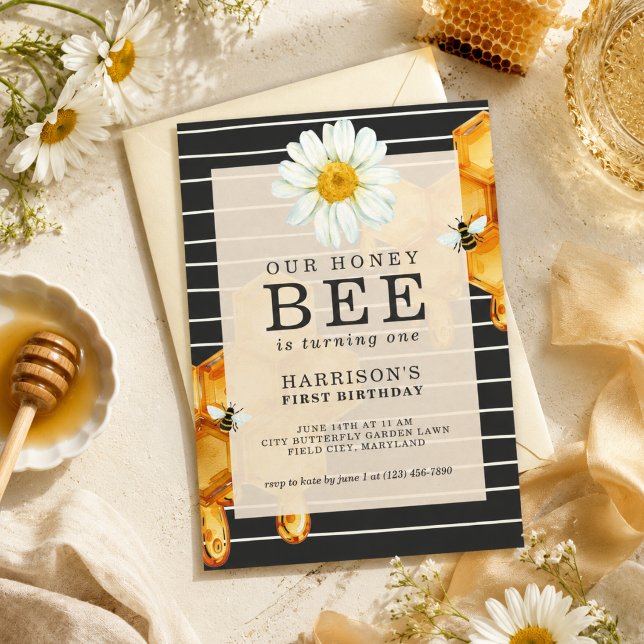 Vår honungsbi fyller ett Första födelsedag Inbjudningar (Our Honey Bee Is Turning One First Birthday Invitation)