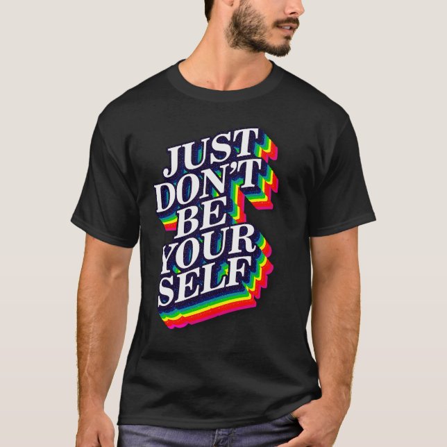 Var inte dig själv Citat roligt T Shirt (Framsida)