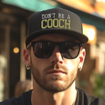 Var inte en Chooch Funny Öster Kusten italiensk Broderad Keps<br><div class="desc">Det svarta basebollsockeln med broderat "Bli inte a" i grått och "Chooch" i pulserande grönt är ett humoristiskt och kulturellt betydelsefullt tillbehör för Öster Kusten italienare. "Chooch" är en lekfull term i det italiensk-amerikanska lexikonet, som hänvisar till någon som är lite dåraktig eller sömlös. När detta tak har lyfts upp...</div>