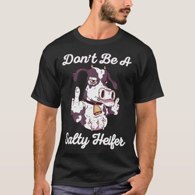 Var inte en Salty Heifer Cow Mitten Finger Sarcast T Shirt (Framsida)