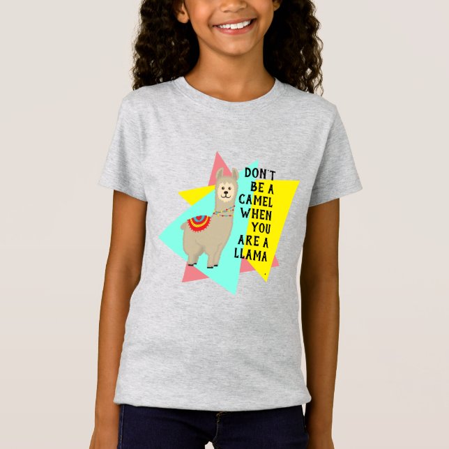 "Var inte kamel när du är ett lama." Period. T Shirt (Framsida)