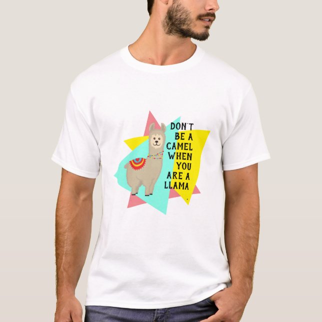 "Var inte kamel när du är ett lama." Period. T Shirt (Framsida)