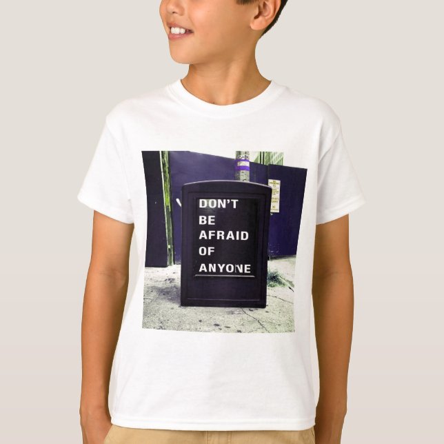 Var inte rädd för någon Motivational T Shirt (Framsida)