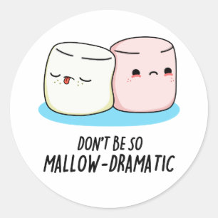Var inte så mallow Dramatic Funny Marshmallow Pun Runt Klistermärke
