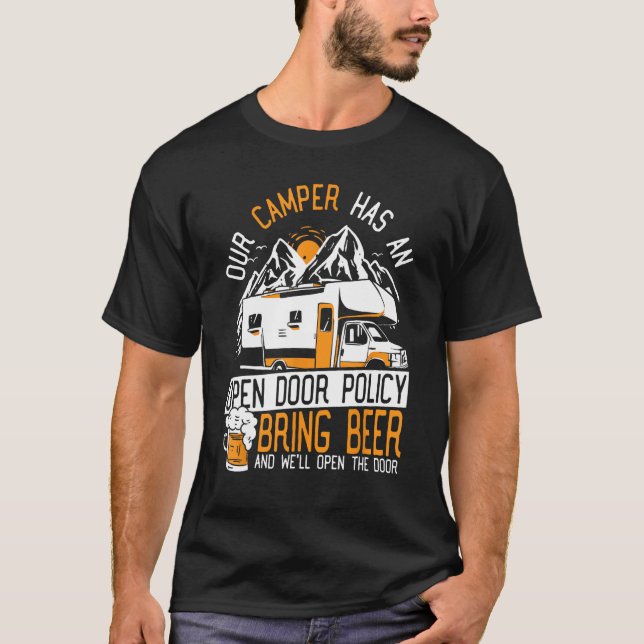 Vår kamper har en öppen dörrpolicy-RV-campingbil T Shirt (Framsida)
