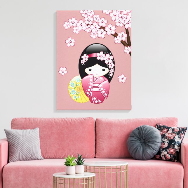 Vår Kokeshi-docka - Söt japansk geisha i rosa Canvastryck (Insitu (Vardagsrum))