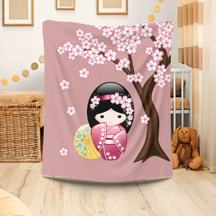 Vår Kokeshi-docka - Söt japansk geisha i rosa Fleecefilt