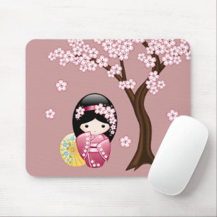Vår Kokeshi-docka - Söt japansk geisha i rosa Musmatta