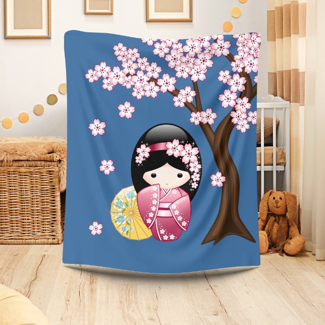 Vår Kokeshi-docka - Söt japansk geisha på blå bakg Fleecefilt (Skapare uppladdad)