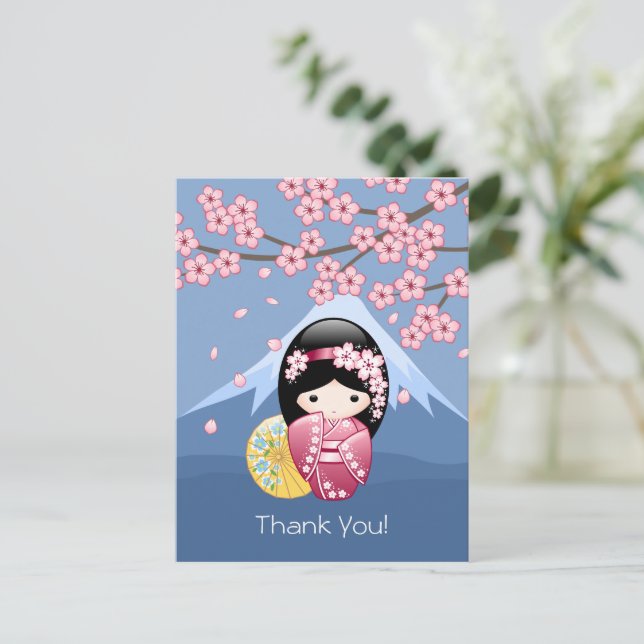 Vår Kokeshi-docka - Söt japansk geisha på blå Vykort (Stående Fram)