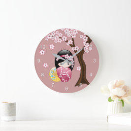 Vår Kokeshi Docka - Söt Japansk Geisha på Rosa Stor Klocka