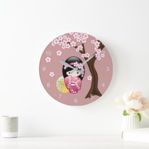 Vår Kokeshi Docka - Söt Japansk Geisha på Rosa Stor Klocka