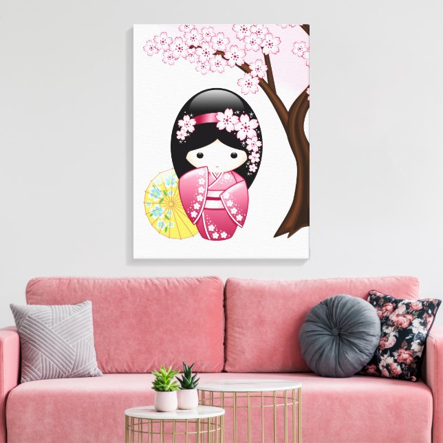 Vår Kokeshi-docka - Söt japansk geishaflicka Canvastryck (Insitu (Vardagsrum))