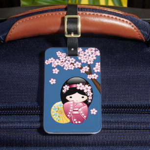 Vår Kokeshi Doll - Cute Japansk Geisha på Blue Bagagebricka