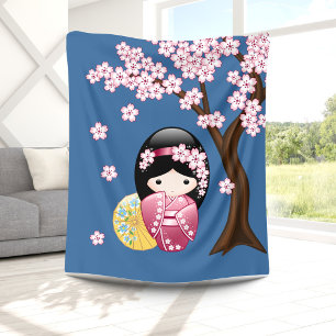 Vår Kokeshi Doll - Cute Japansk Geisha på Blue Fleecefilt