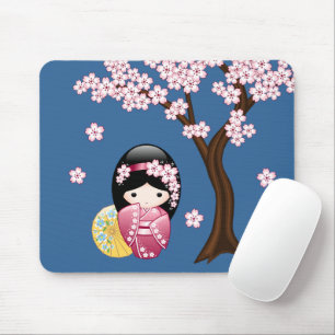 Vår Kokeshi Doll - Cute Japansk Geisha på Blue Musmatta