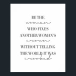 Var kvinnan som fixerar en annan kvinnas Krona Poster<br><div class="desc">Var kvinnan som fixerar en annan kvinnas Krona utan att berätta för världen att det kortades</div>