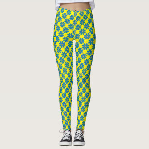 Vår light blåa blommor på den ljusa gulten leggings