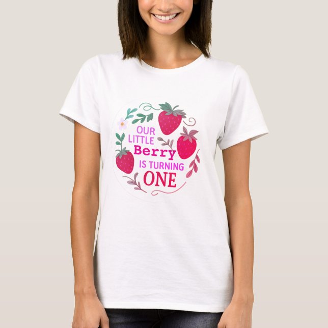 Vår lilla berry är på väg en-1:a födelsedagen t shirt (Framsida)