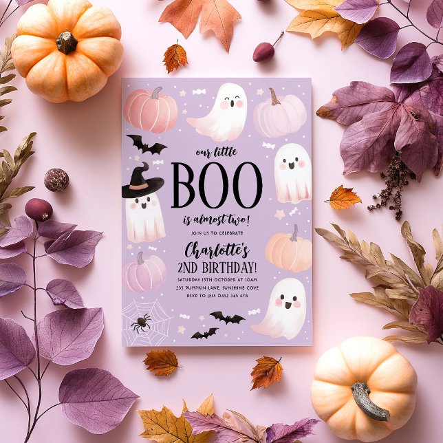 Vår lilla Boo 2:a födelsedagsinbjudan Halloween Inbjudningar (Our Little Boo is turning 2! Halloween themed birthday party invitation in pastel purple and pinks)