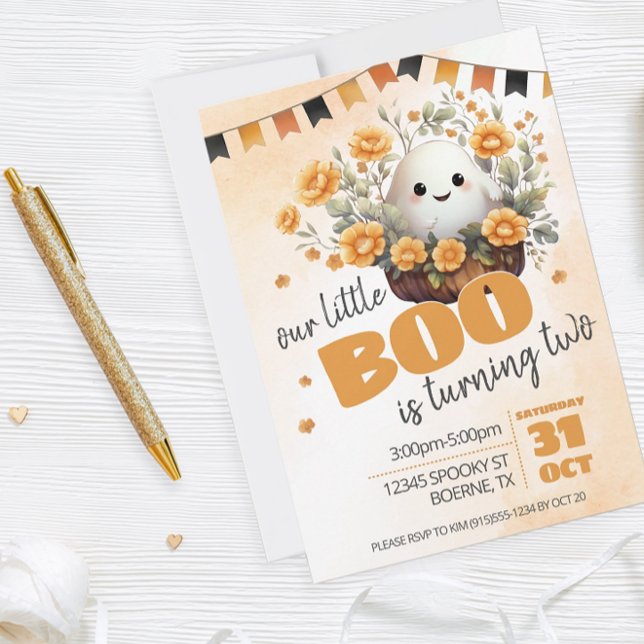 Vår lilla boo håller på att förvandla två Ghost Bi Inbjudningar (Add a touch of cuteness to your Halloween birthday celebration with this adorable ghost design.)