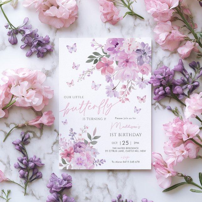 Vår lilla fjäril-Blommigt Lila 1:a födelsedag Inbjudningar (Our little butterfly 1st Birthday Invitation Purple Flowers Butterfly)