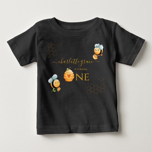 Vår lilla honung fyller ett år - Bibi födelsedag T Shirt (Framsida)