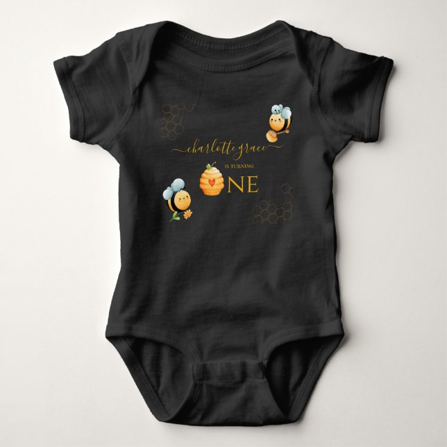 Vår lilla honung fyller ett Bi Födelsedag T Shirt (Framsida)