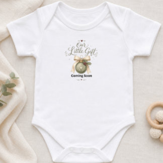 Vår lilla julklapp - graviditetsannonsering t shirt