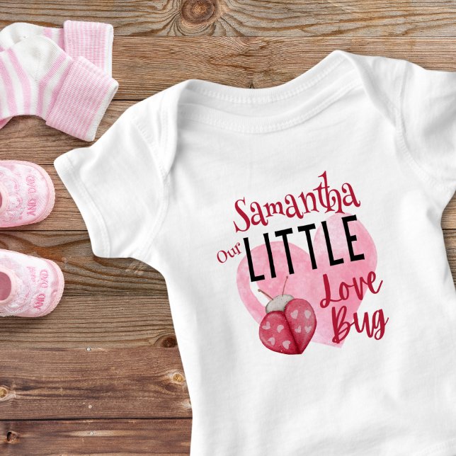 Vår lilla Kärlek Kryp Cute Valentine Namn T Shirt (Personalized Valentine Baby Gift - Our Little Love Bug.)