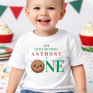 Vår lilla köttbulle är ett 1-års födelsedag t shirt