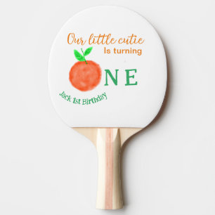 Vår lilla orange på en födelsedag citrusfrukt pingisracket