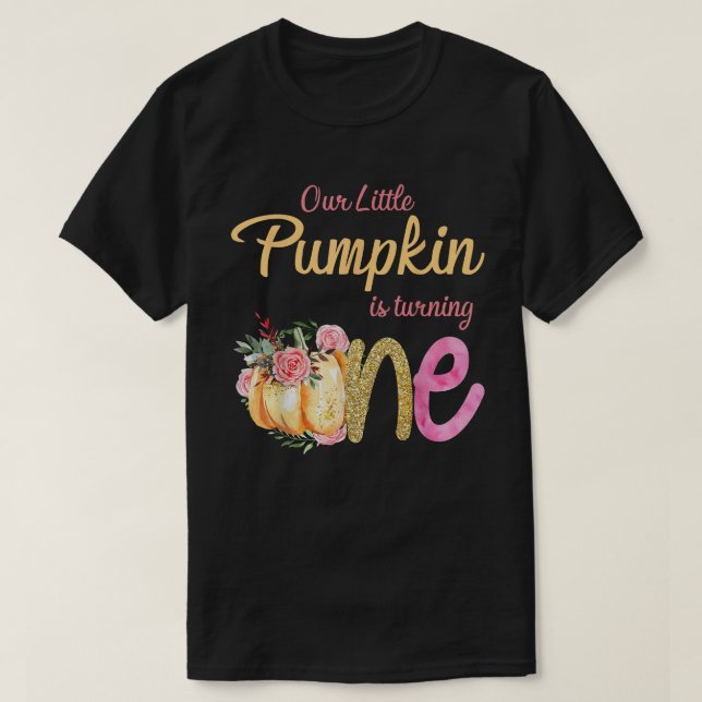 Vår lilla Pumpkin är att vrida 1:a födelsedagen T Shirt (Design framsida)