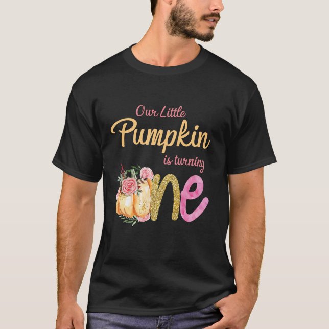 Vår lilla Pumpkin är att vrida 1:a födelsedagen T Shirt (Framsida)