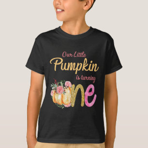Vår lilla Pumpkin är att vrida 1:a födelsedagen T Shirt