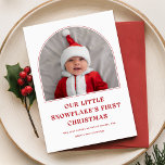 Vår lilla softabaken Babys första foto jul Julkort<br><div class="desc">Fira din baby i julhelg med vårt charmerande "Vår lilla snöflake i första Baby julen" kort. Den här förtjusande designen ger din baby i en jultomteskur, som fångar magin från en första jul. Perfekt för nygifta par som upplever glädjen hos en ny familjemedlem, detta kort är ett idealiskt sätt för...</div>
